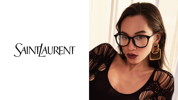 Markenvorstellung SaintLaurent: Junges, dunkelhaariges Model lehnt an einer Sofaecke und trägt eine dunkle Brille