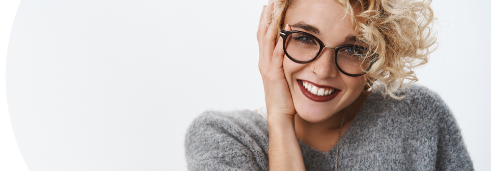 Frau mit Brille lächelt in die Kamera