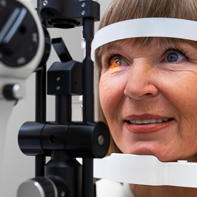 Frau beim Sehtest bei Ihrem Optiker 