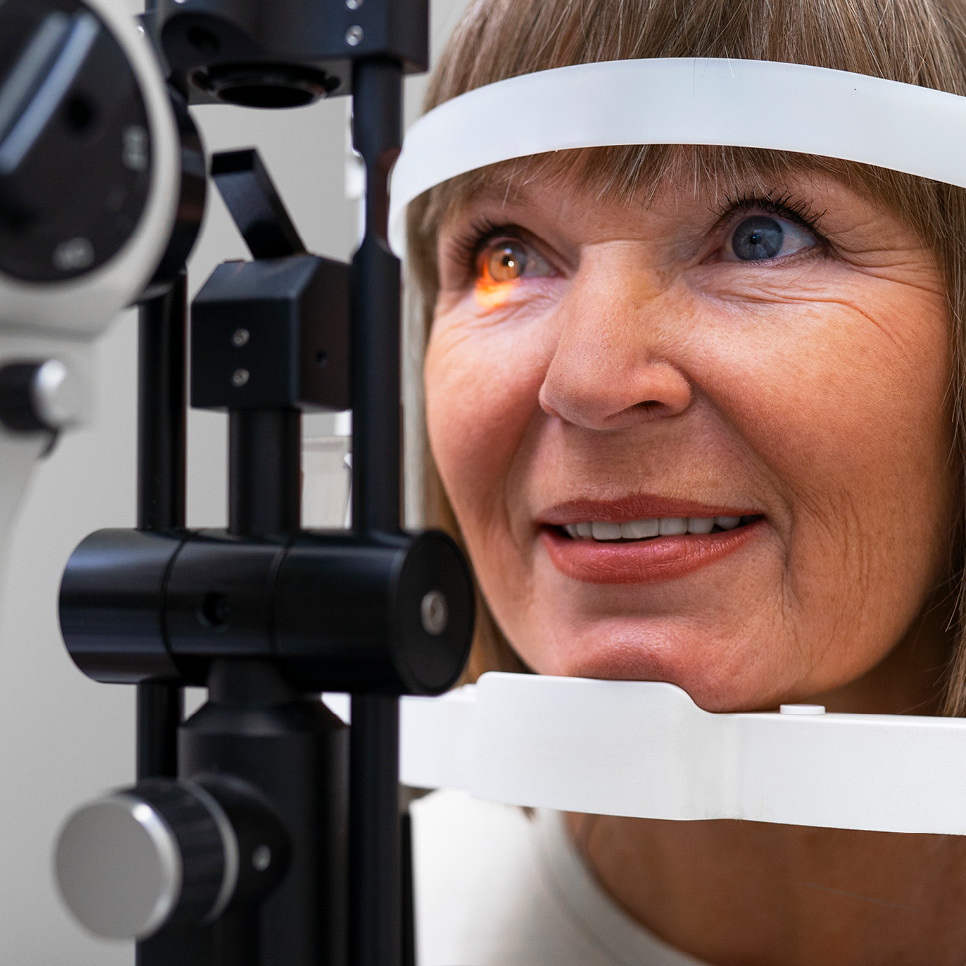 Frau beim Sehtest bei Ihrem Optiker 