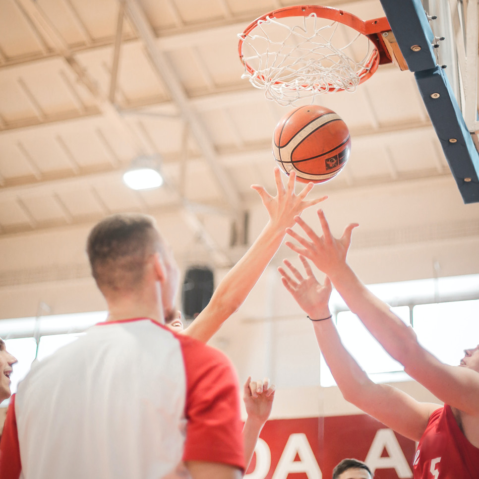 Kontaktlinsen beim Basketballspielen. Hier eine Duell um den Ball unter dem Basketballkorb